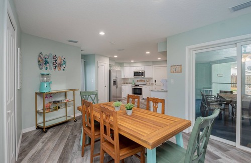 Cape Caneveral Beach Gardens Casa | Pool home > 1/2 miles to beach 1 mile to Port Watch Rockets take off and land