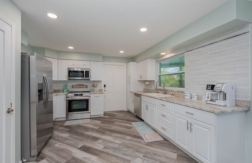 Cape Caneveral Beach Gardens Casa | Pool home > 1/2 miles to beach 1 mile to Port Watch Rockets take off and land