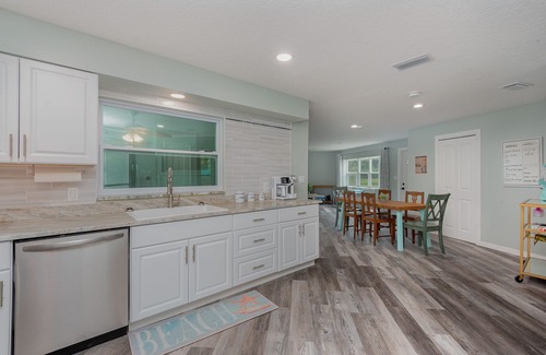 Cape Caneveral Beach Gardens Casa | Pool home > 1/2 miles to beach 1 mile to Port Watch Rockets take off and land