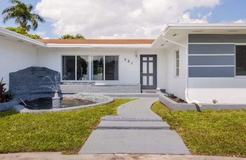 West Little River Casa | Pool Home in North Miami Beach. Everyone gets own bed !
