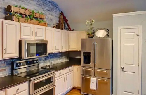 South Arlington Casa | Pool Hot Tub Game room Arcade fast Wi-Fi Fire Pit Dog Friendly!