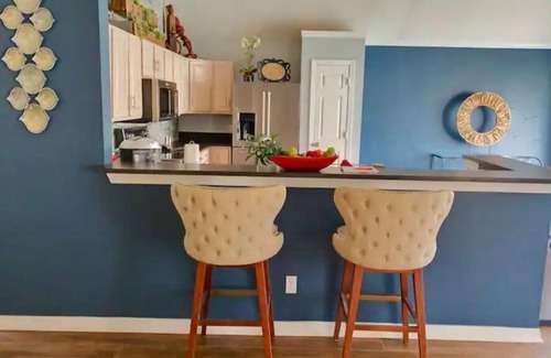 South Arlington Casa | Pool Hot Tub Game room Arcade fast Wi-Fi Fire Pit Dog Friendly!