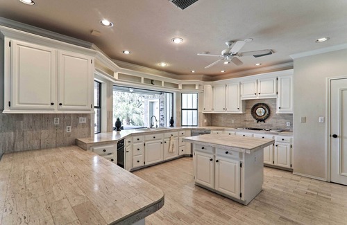 Harlingen Casa | Lakefront Harlingen Home w / Pool, muelle y mesa de billar