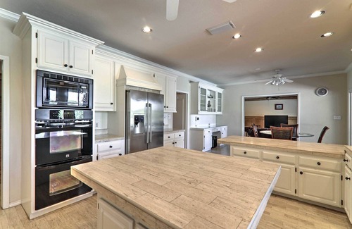 Harlingen Casa | Lakefront Harlingen Home w / Pool, muelle y mesa de billar
