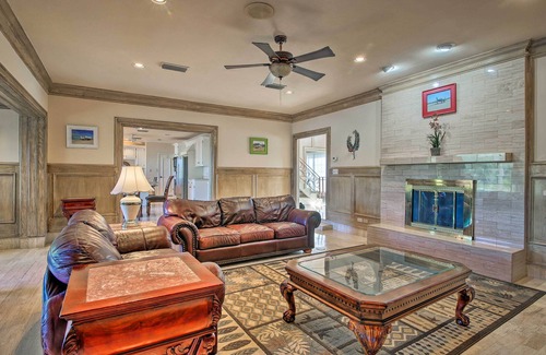 Harlingen Casa | Lakefront Harlingen Home w / Pool, muelle y mesa de billar