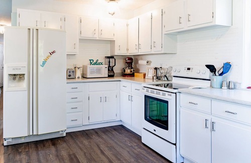 Coloma Casa | POOL, HOT TUB, PET FRIENDLY FENCED IN YARD RETREAT CLOSE TO LAKE MICHIGAN!!!
