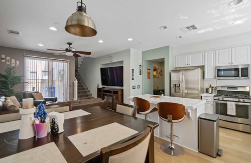 Santa Clarita Casa | Pool & Hot Tub Retreat 12 mins from Magic Mountain