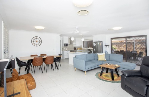 Forster Casa | Pool house on the canal, private Jetty, Wifi