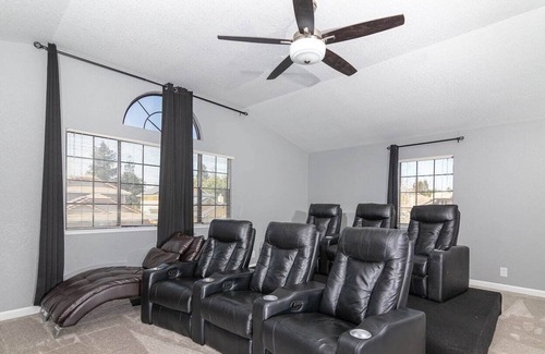 Elk Grove Casa | Pool house w/ movie room, pool table, poker table