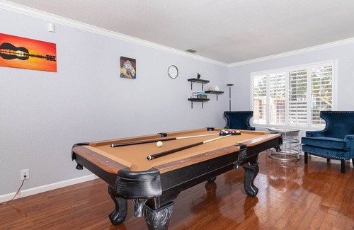 Elk Grove Casa | Pool house w/ movie room, pool table, poker table