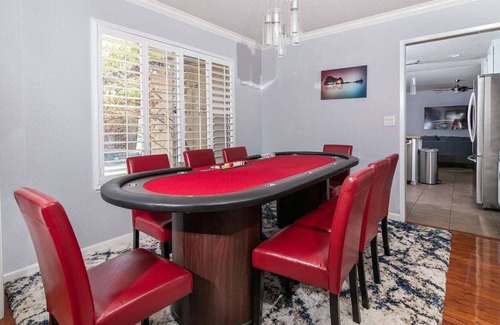 Elk Grove Casa | Pool house w/ movie room, pool table, poker table