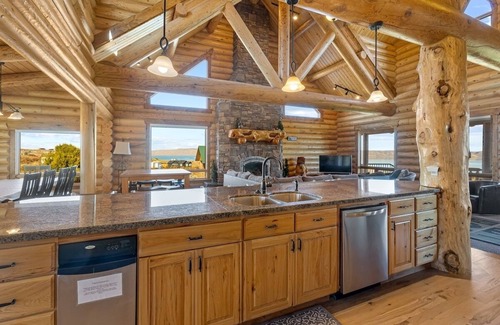Fish Haven Cabina | POOL in Cabin, Sleeps 55+, Tons of Parking