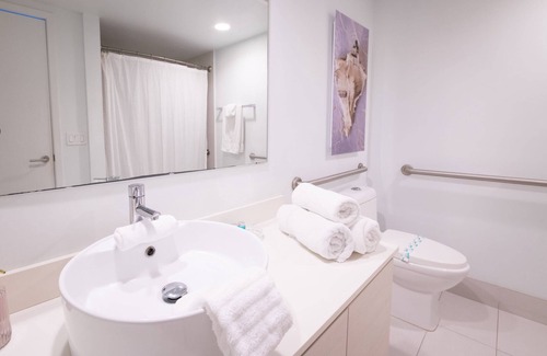 Hallandale Beach Apartamento | Pool|Infinity View Balcony+ Gym+ Near Beach