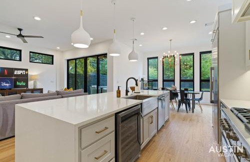 Holly Casa | Pool Jacuzzi Covered Patio in Family 4BD 3BA East Austin Home by Austin Vacay