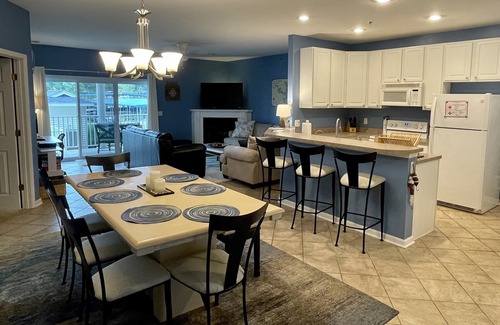 Sunrise Beach Condominio | Pool & Lakeside 3BR condo ... less than 10 steps to the heated pool!