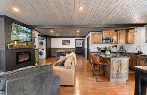 South Pittsburg Cabina | Pool Lodge with amazing views!