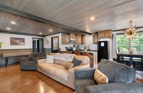 South Pittsburg Cabina | Pool Lodge with amazing views!