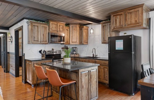South Pittsburg Cabina | Pool Lodge with amazing views!