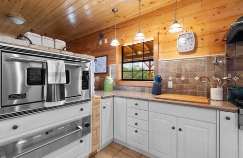Dripping Springs Casa | Pool & Pickle ball sleeps 28 in the TX hill country
