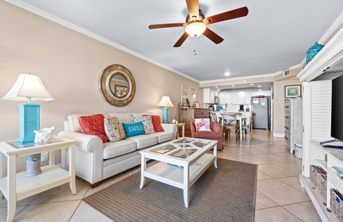 Holiday Beach Condominio | Pool Side Beach Front Condo with Murphy Bed! PW110