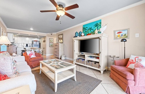 Holiday Beach Condominio | Pool Side Beach Front Condo with Murphy Bed! PW110