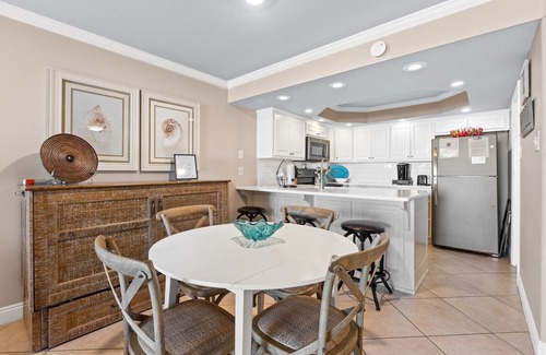Holiday Beach Condominio | Pool Side Beach Front Condo with Murphy Bed! PW110