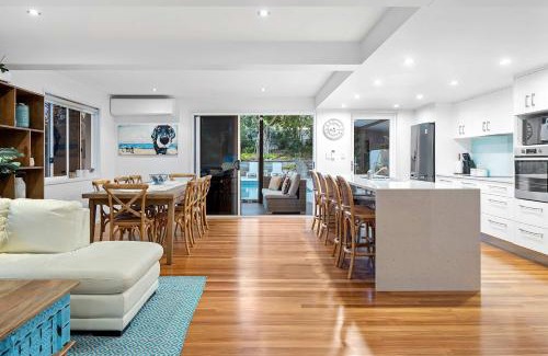 Alexandra Headland Casa | Pool side Luxury pet friendly - walk to the beach