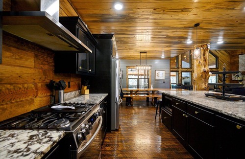 Broken Bow Cabina | Pool* Sleeps 20* HGTV Quality* Game Room* Secluded