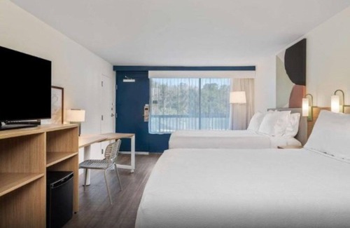 Hilton Head Island Hotel | Pool Stay w/ 2 Queen Beds! Pet Friendly Near Museums!