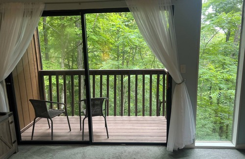 Jamestown Condominio | Precioso "Treehouse" Condominio de 2 dormitorios dentro del Parque Estatal Lake Cumberland
