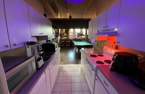 Old Market Condominio | Pool table/Bar/Conference Room/w Balcony Loft in the Heart of Omaha’s Old Market