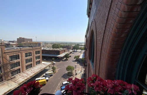 Old Market Condominio | Pool table/Bar/Conference Room/w Balcony Loft in the Heart of Omaha’s Old Market