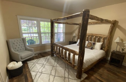 Mountain View District Casa | Pool Table, Huge Game Room, Large Fenced Yard, Family Retreat