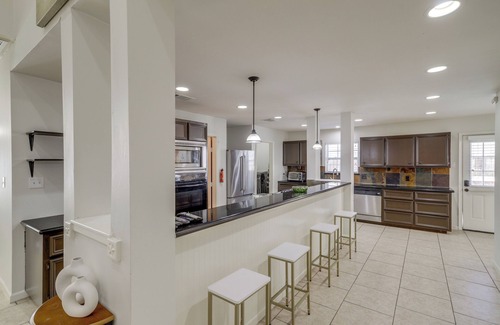 FM 1960 Casa | Pool Table & Patio w/ Bar: Spacious Houston Gem!