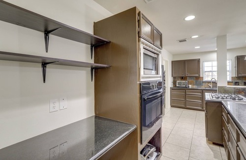 FM 1960 Casa | Pool Table & Patio w/ Bar: Spacious Houston Gem!