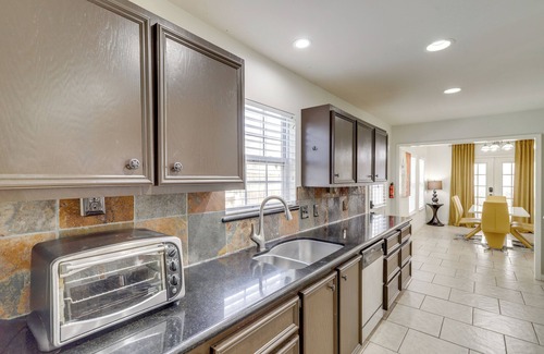 FM 1960 Casa | Pool Table & Patio w/ Bar: Spacious Houston Gem!