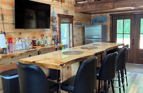 Milan Cabina | Pool Table! Pet Friendly! Lakeside!-Unique Getaway!