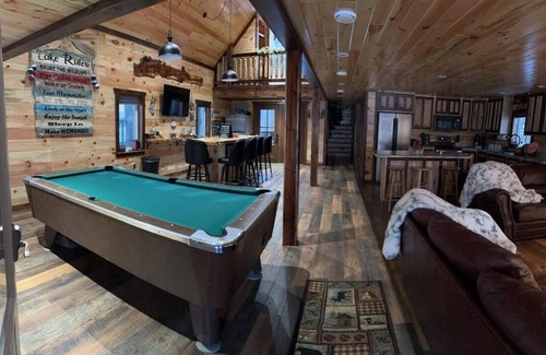 Milan Cabina | Pool Table! Pet Friendly! Lakeside!-Unique Getaway!