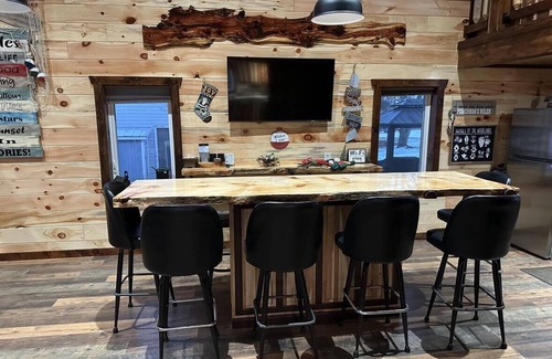 Milan Cabina | Pool Table! Pet Friendly! Lakeside!-Unique Getaway!