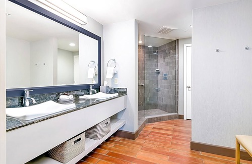 Carlsbad Village Hotel | Pool Terrace 2 Queen at Beach Terrace, Four Spacious Units with Pool View