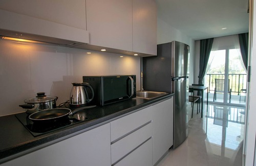 Rayong Condominio | Pool view balcony 1 bdrm, modern style w Wi-Fi and AC near the beach