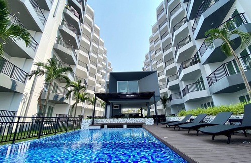Rayong Condominio | Pool view balcony 1 bdrm, modern style w Wi-Fi and AC near the beach