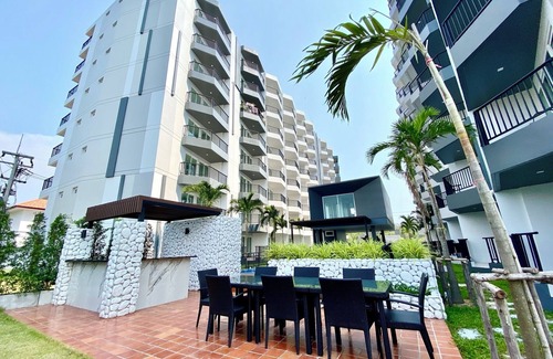 Rayong Condominio | Pool view balcony 1 bdrm, modern style w Wi-Fi and AC near the beach