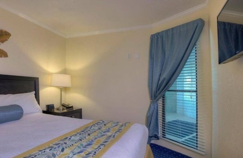 Rocky Point Hotel | Pool View Balcony! Unit w/ Kitchen! Pool, Parking, Near Henry B. Plant Museum!