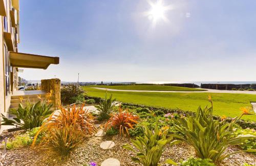 North Pacific Beach Casa | Pool View Condo