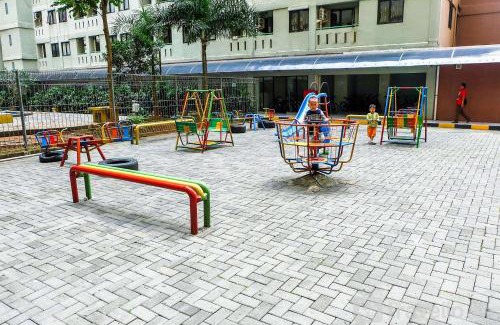 Kebagusan Apartamento | Pool View Studio at Kebagusan City Apartment By Travelio