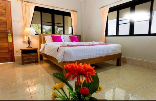 Maret Complejo | Habitación con vistas a la piscina y camas gemelas A