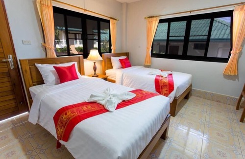 Maret Complejo | Habitación con vistas a la piscina y camas gemelas A