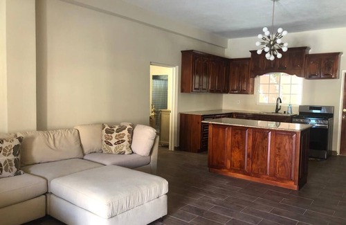 Runaway Bay Apartamento | Pool View Two Bedroom Apartment with En-Suite, Open Kitchen and Living Room