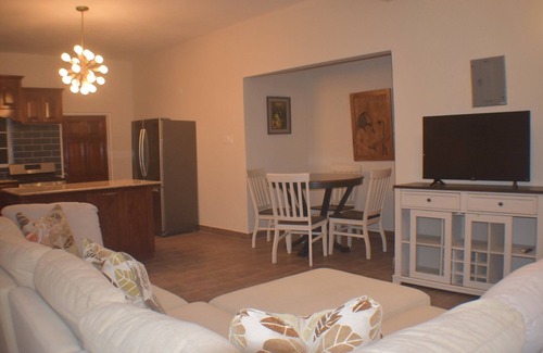 Runaway Bay Apartamento | Pool View Two Bedroom Apartment with En-Suite, Open Kitchen and Living Room